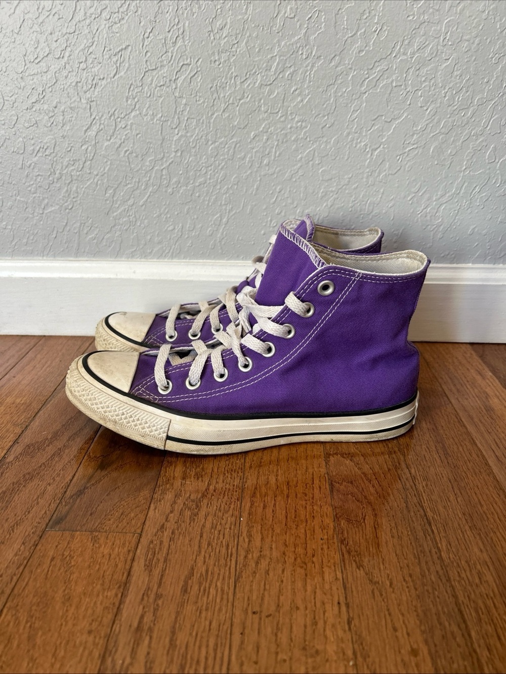 Converse Chuck Taylor Sneakers High Top Shoes Womenās Size 9 Purple